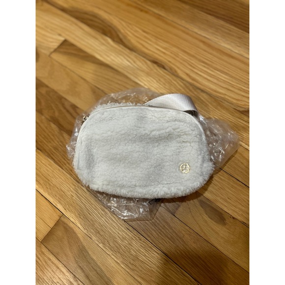 NWT Lululemon Everywhere Fleece Belt Bag / Natural Ivory Trench - Picture 5 of 6